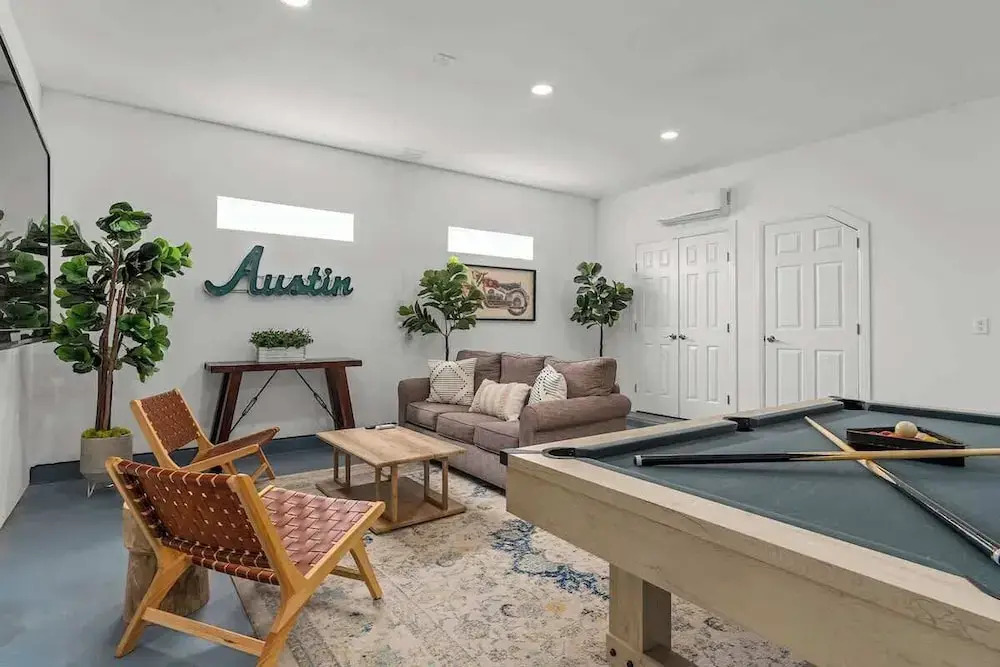 Luxurious Lake Park House: Sleeps 25, Pool, Hot-tub, Firepit and Game Room!