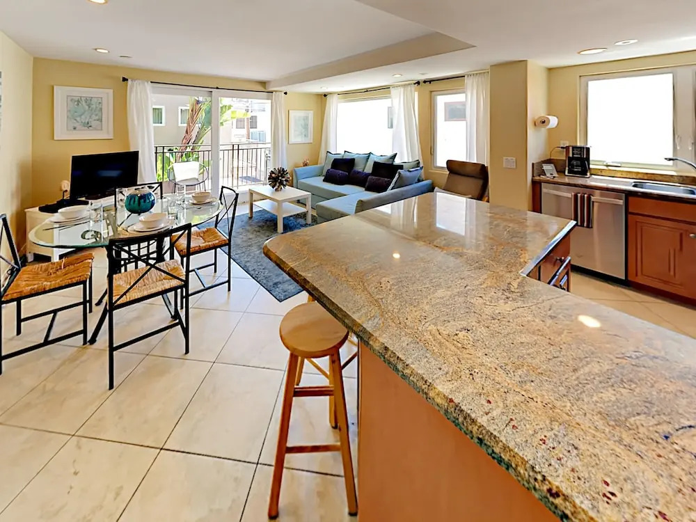 3br W/ Garage & Rooftop Deck - 1 Block To Beach 3 Bedroom Townhouse