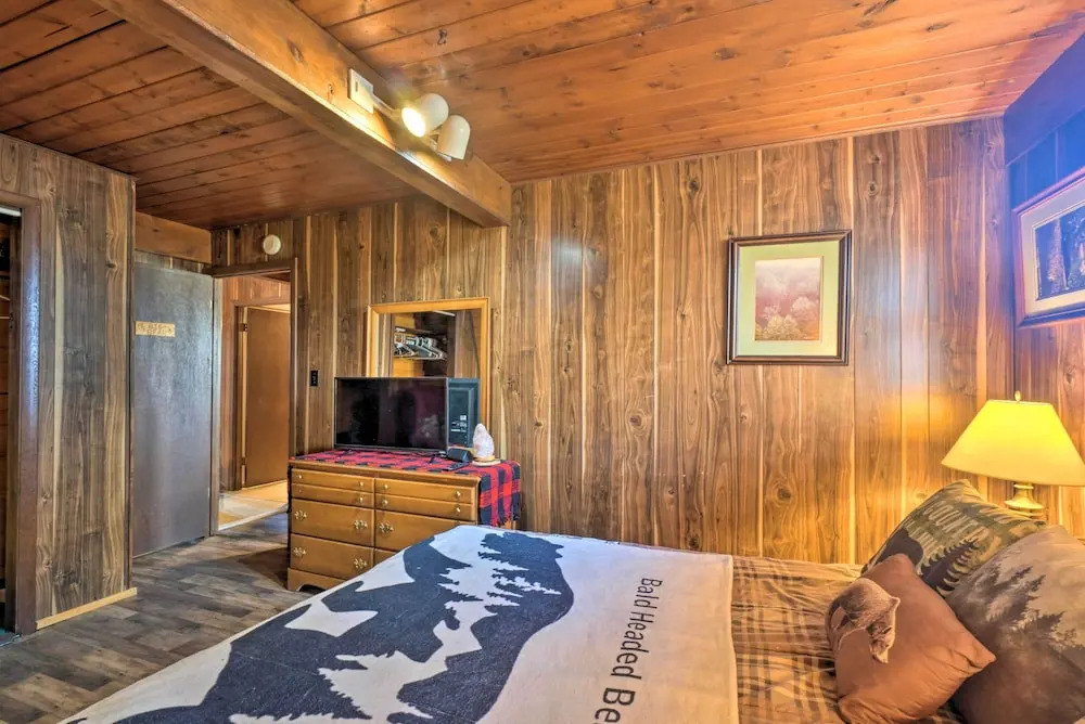 Mtn-View Cabin w/ Deck: 5 Mi to Gatlinburg