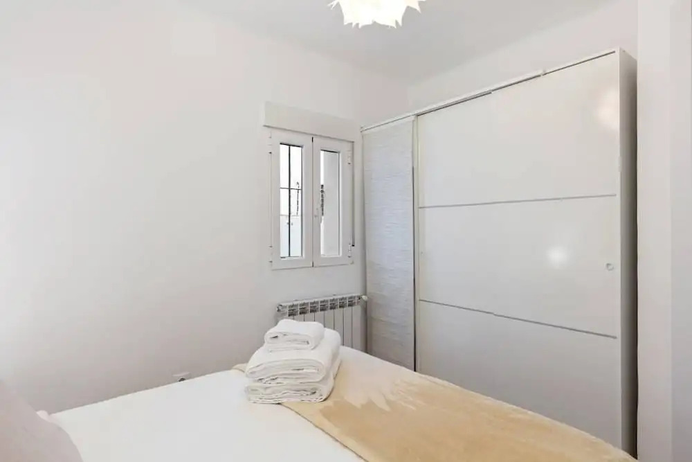 Bright & Modern Two Bed Apartment in Madrid