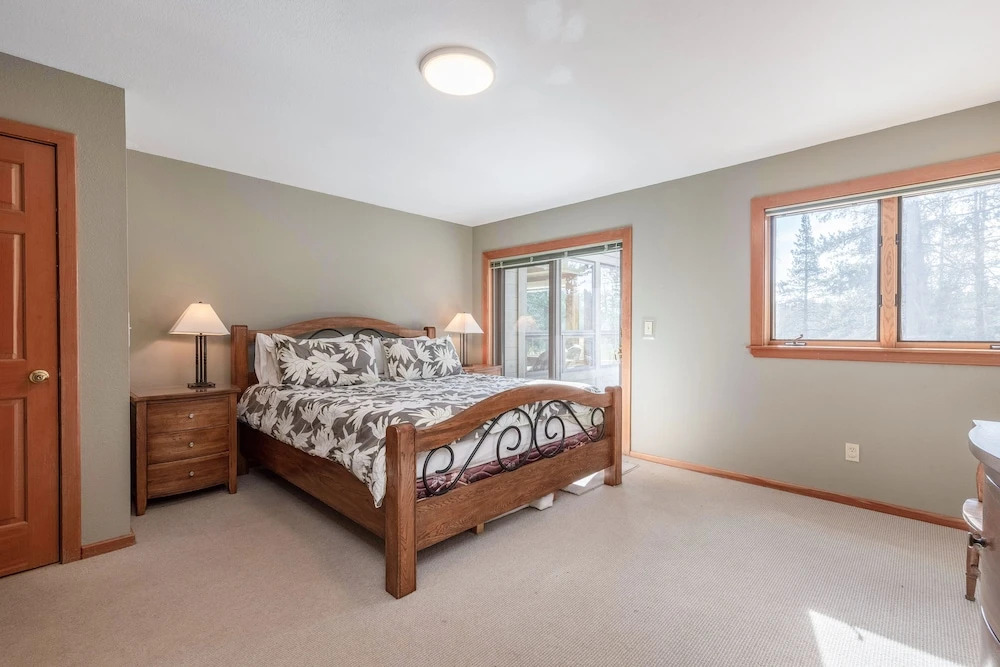 Bennett Flat Home 5 Bedrooms 4.5 Bathrooms Home