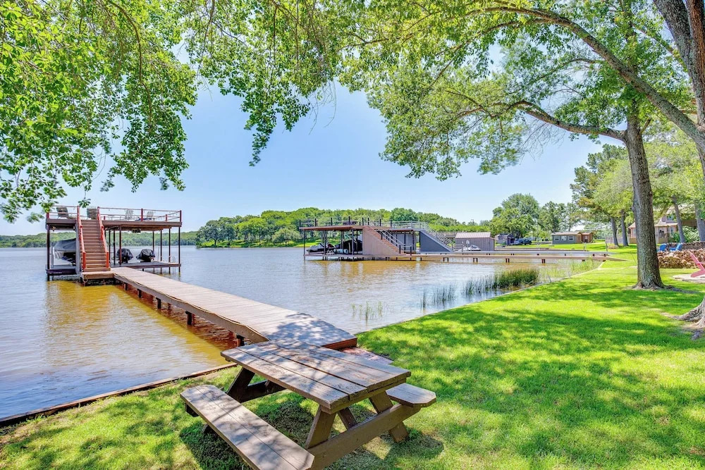 Views & Private Dock: Lakefront Eustace House!