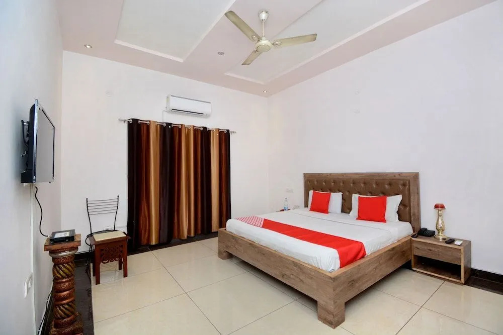D S Royal Guest House b y OYO Rooms