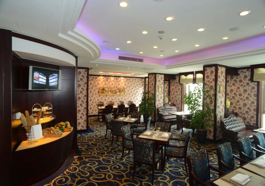 Shanghai Elong Hotel by the bund and Nanjing road Pedestrian street