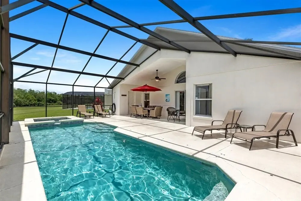 Lovely 4 Bedroom, 3.5 Bath Home With South Facing Pool and spa - 521