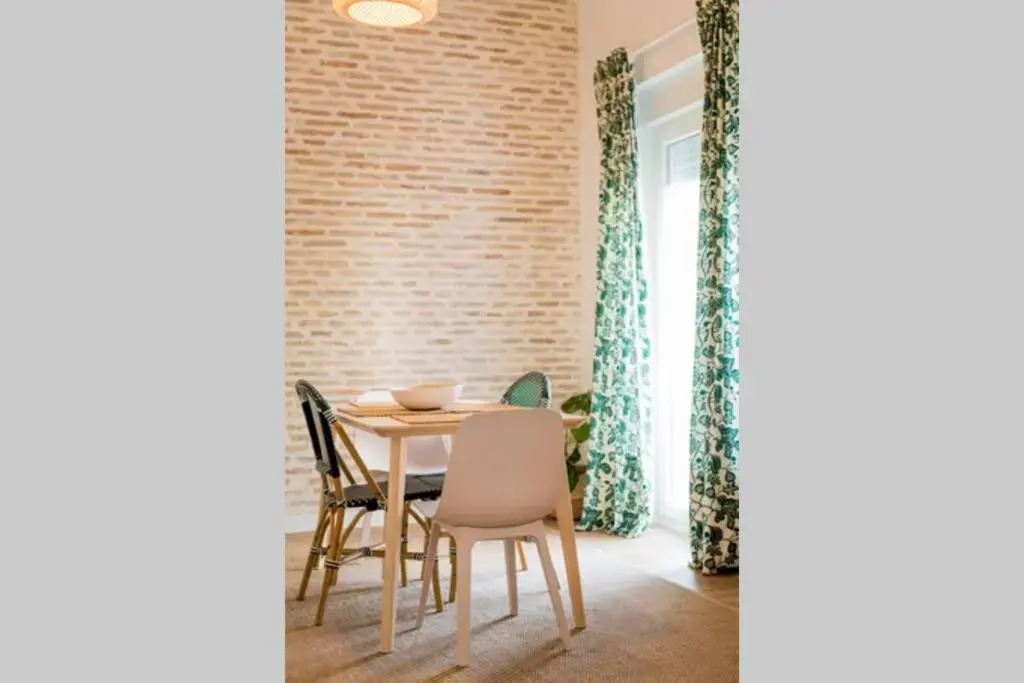Fantastico apartamento recien renovado con piscina en la azotea, dos dormitorios y aparcamiento gratuito en la calle.