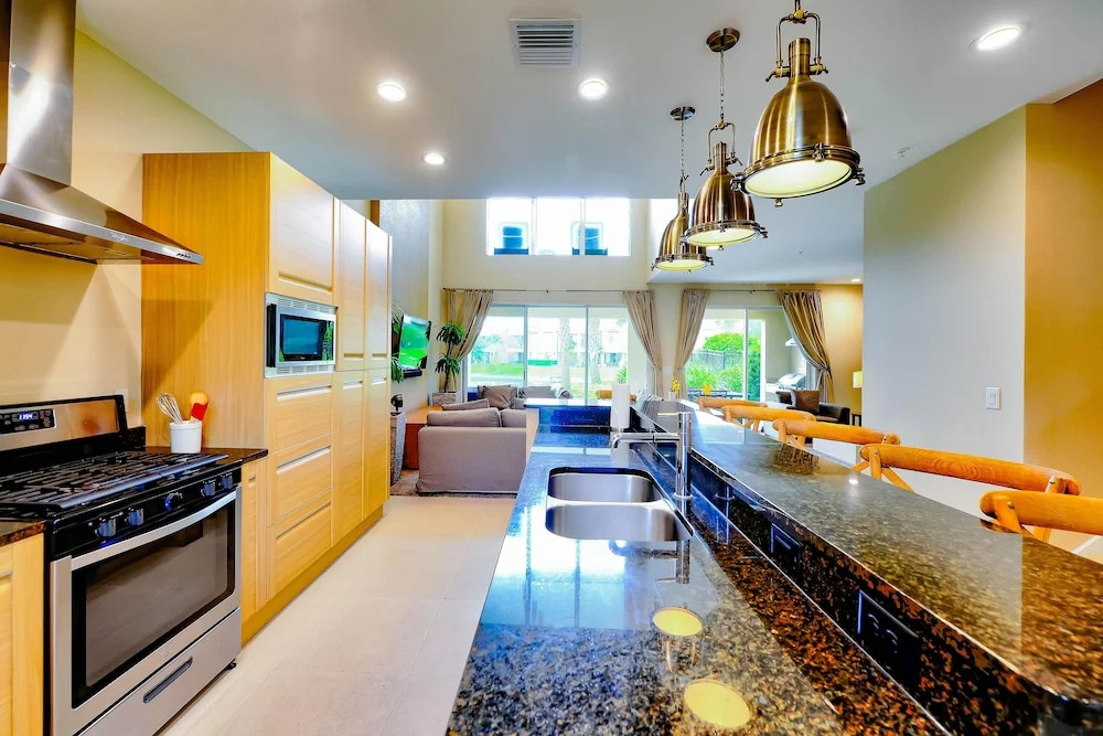 Beautiful Townhome Overlooking The Lake And The Pool