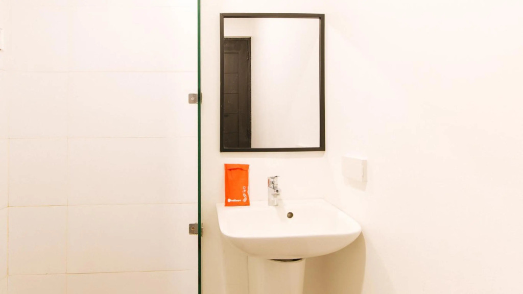 RedDoorz Plus at MM Hotel Las Pinas former RedDoorz Plus Near Bamboo Organ
