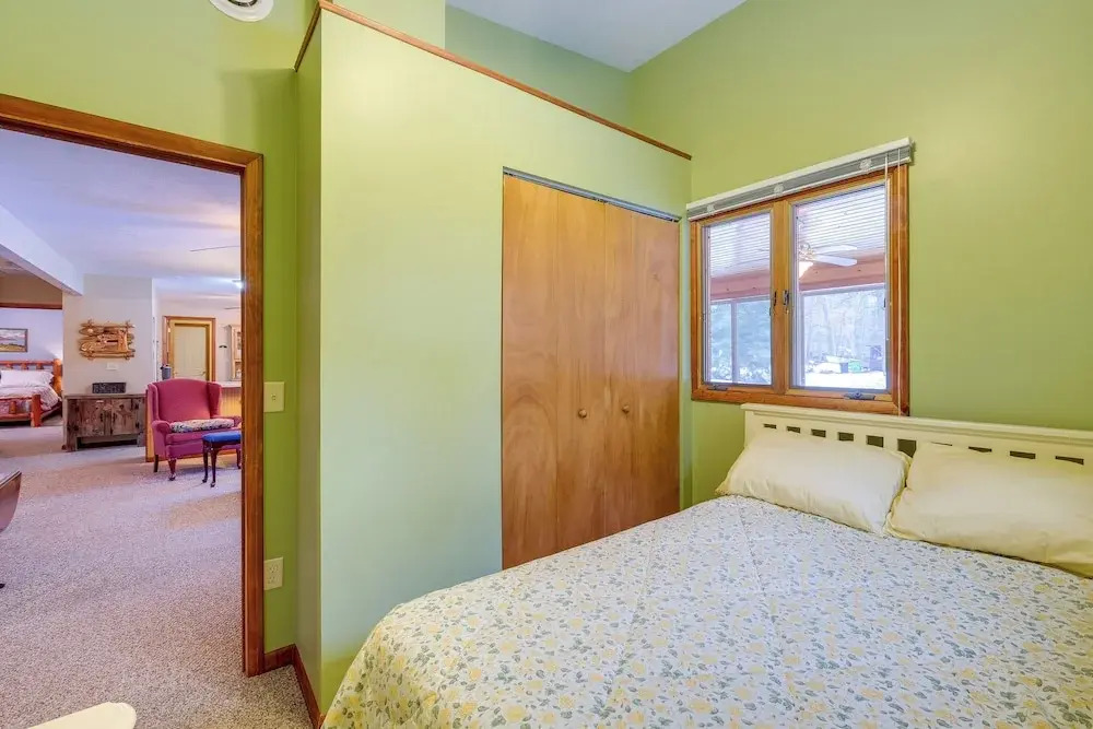Cozy Cottage w/ Sunroom - Walk to Higgins Lake