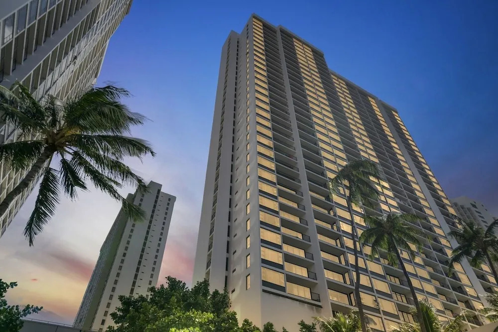 Light & Airy 8th Floor Ocean View Condo with Lanai and FREE Parking!