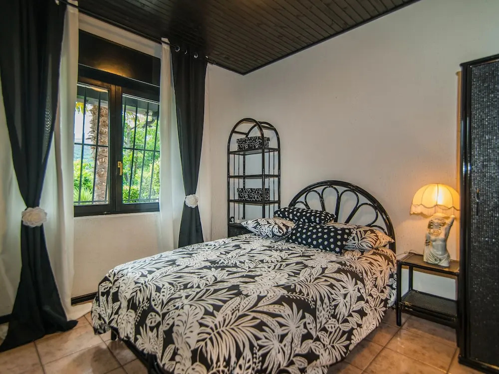 Authentic holiday house with private pool and sea view