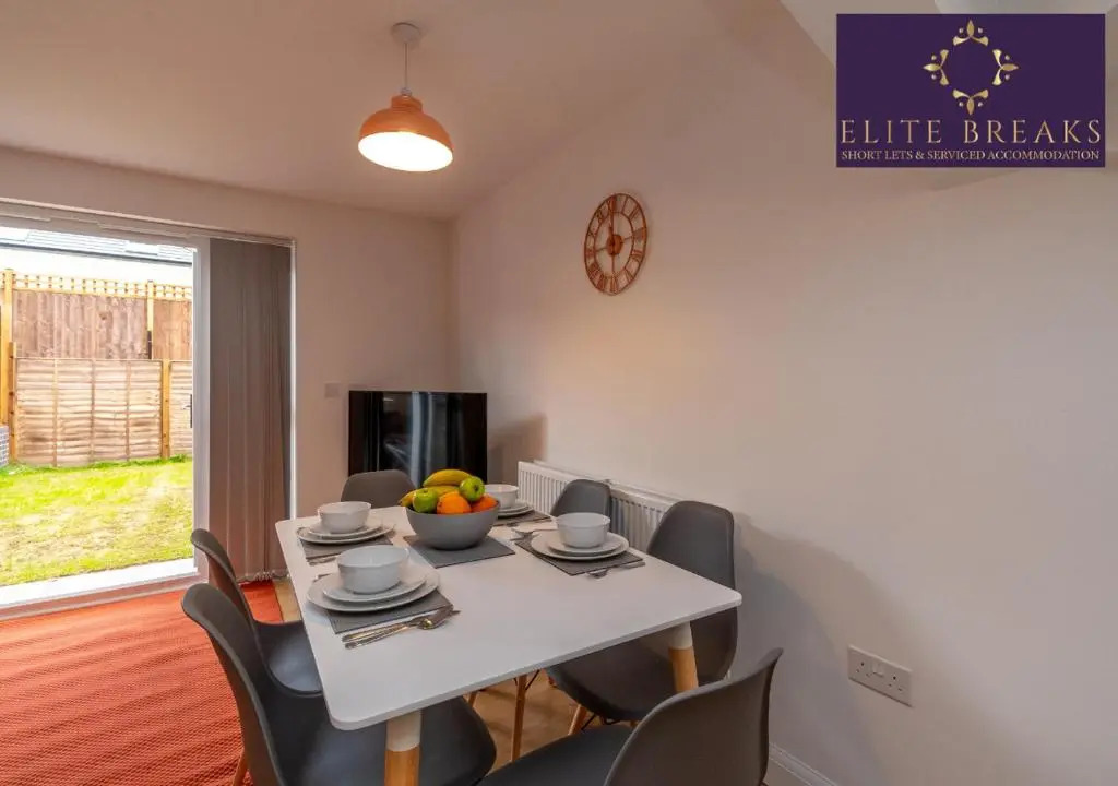 Central 4 bed house by Elite Breaks Serviced Accommodation Birmingham With Free Parking Sleeps upto 8