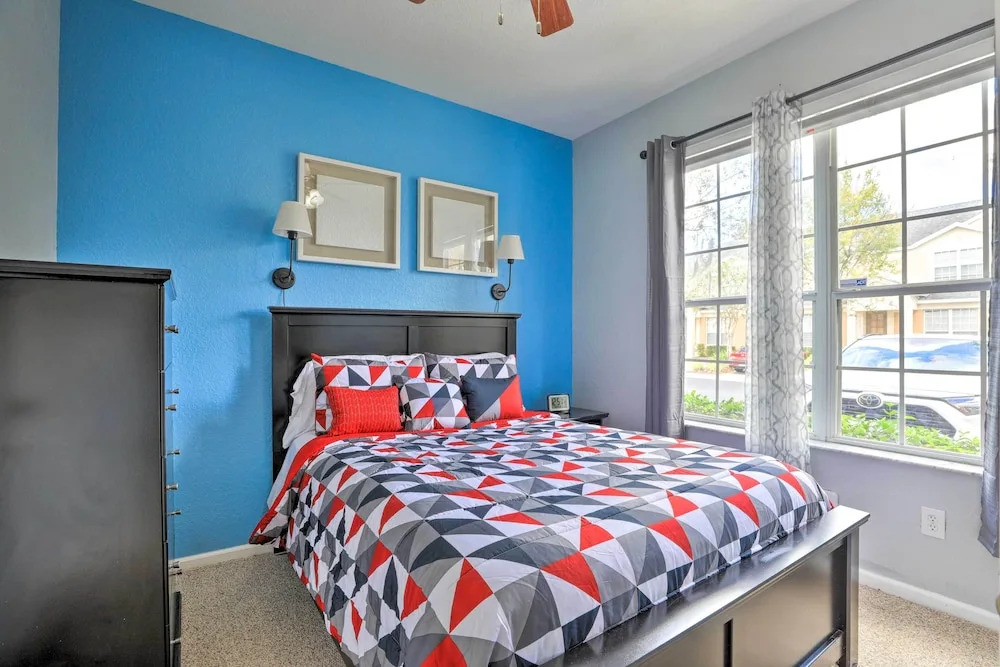 Resort Townhome w/ Splash Pool ~ 7 Mi to Disney!