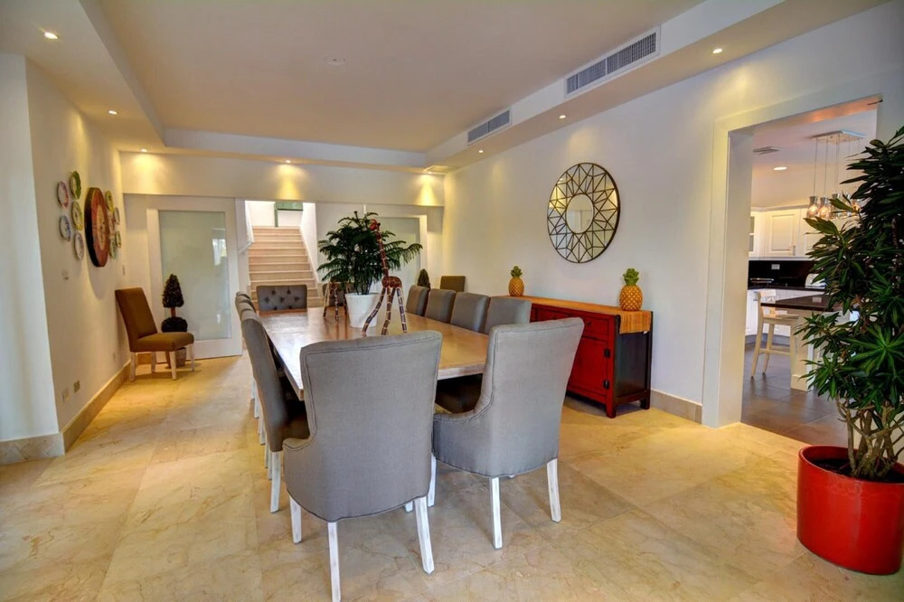 Fantastic 8-bedroom Golf-front Mansion Near the Beach