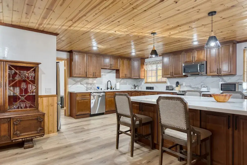 Forest Road by Avantstay Group Cabin w Hot Tub Minutes to the Lake