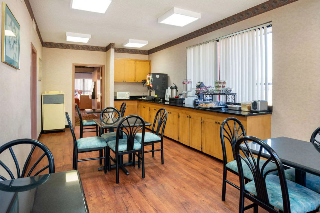 Econo Lodge Inn & Suites Forest