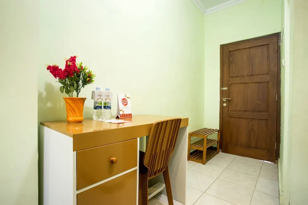 Rhona Guest House Syariah by OYO Rooms