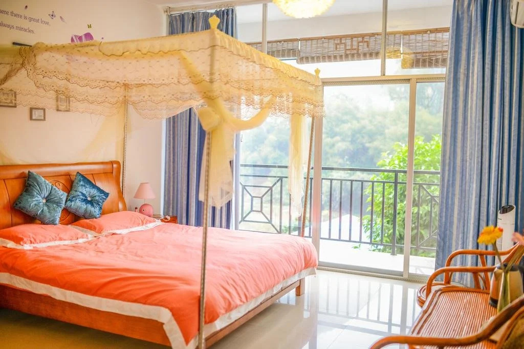 The stone bridge climbing hotel
