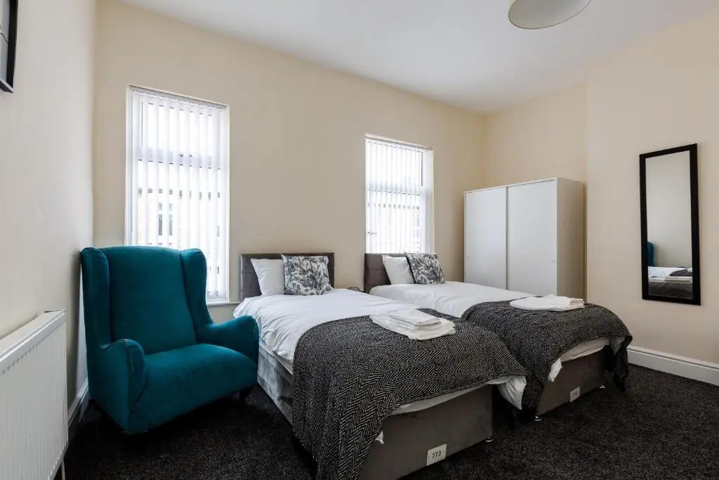 JETSON HOUSE - LUXURY 4-BED WITH KING SIZE BEDROOM Near Etihad