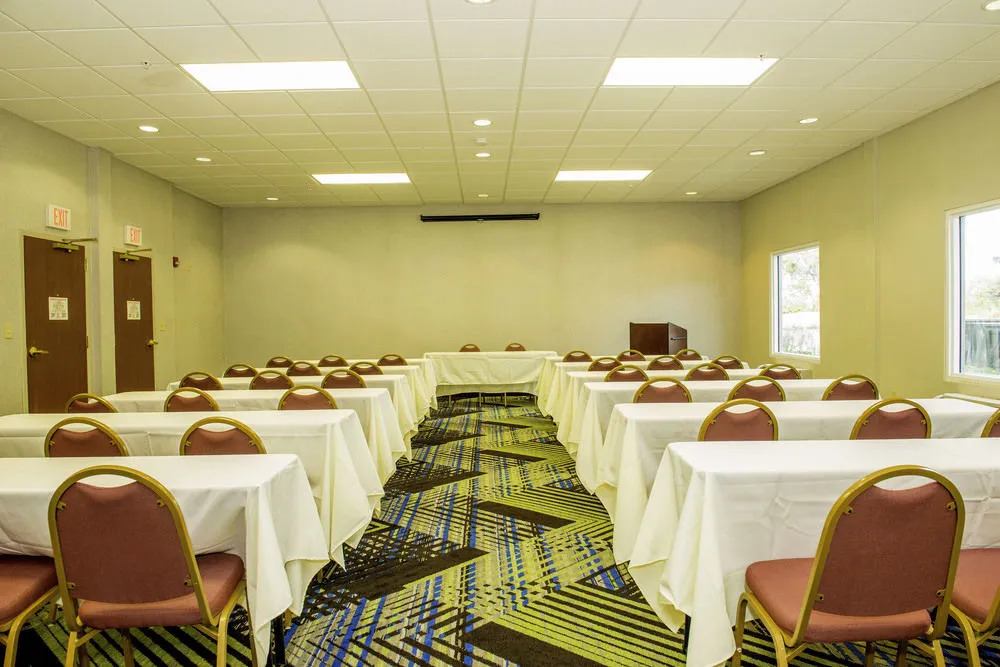 Holiday Inn Express Hotel & Suites St. Petersburg North (I-275)