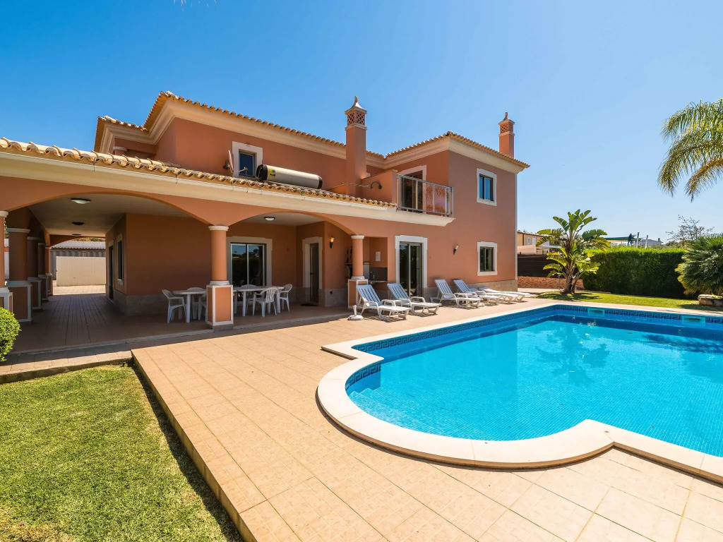 Spacious villa in Albufeira with private pool