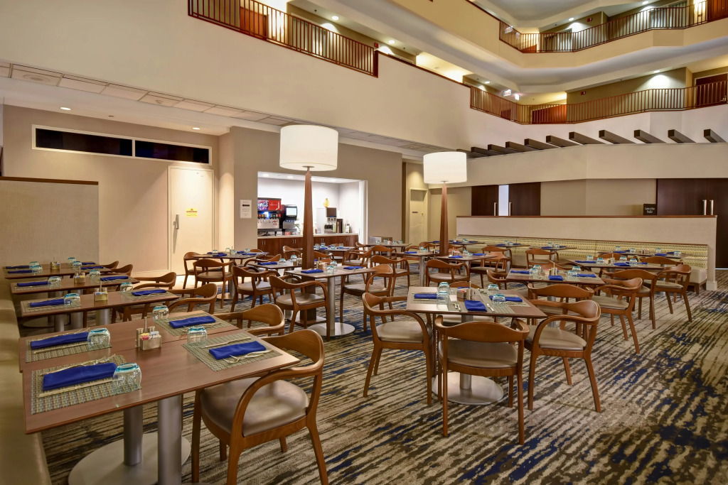 Отель Embassy Suites by Hilton Charleston