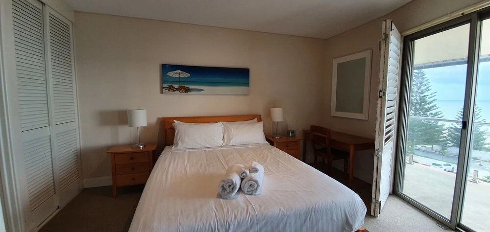 Sea Breeze Apartment - Direct Ocean Views - Top Floor