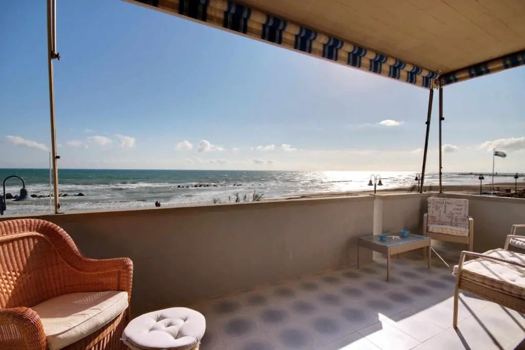 LUCIANA 2 camere 1 bagni terrazza fronte mare posto auto