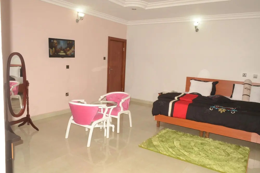 Nue-Crest Hotels & Suites