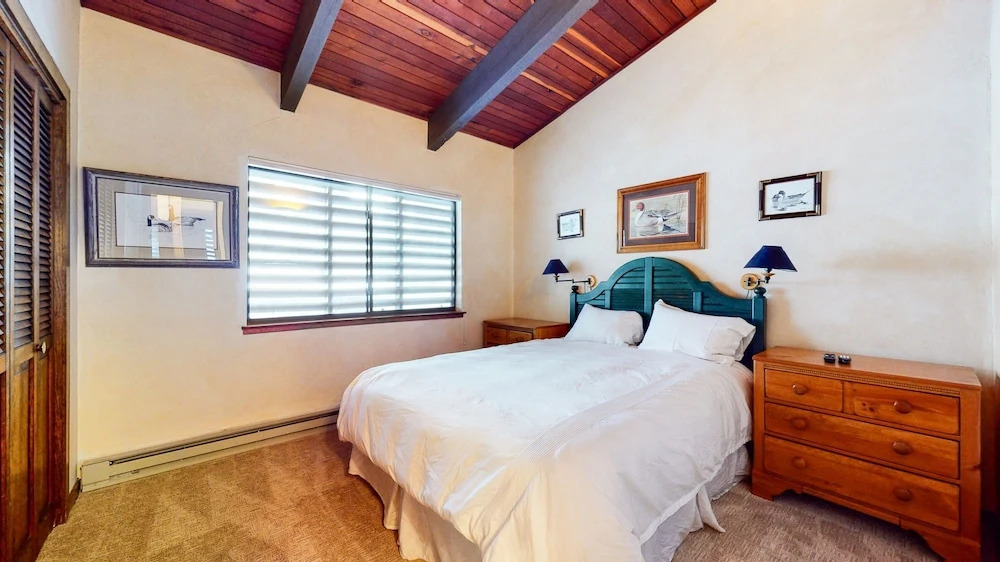 Mammoth West 143 Quiet Condo With Amazing Mountain Views and A Short Walk to Canyon Lodge by RedAwning