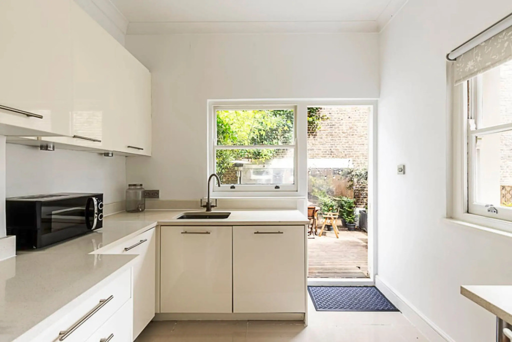 Bright Home Near Little Venice