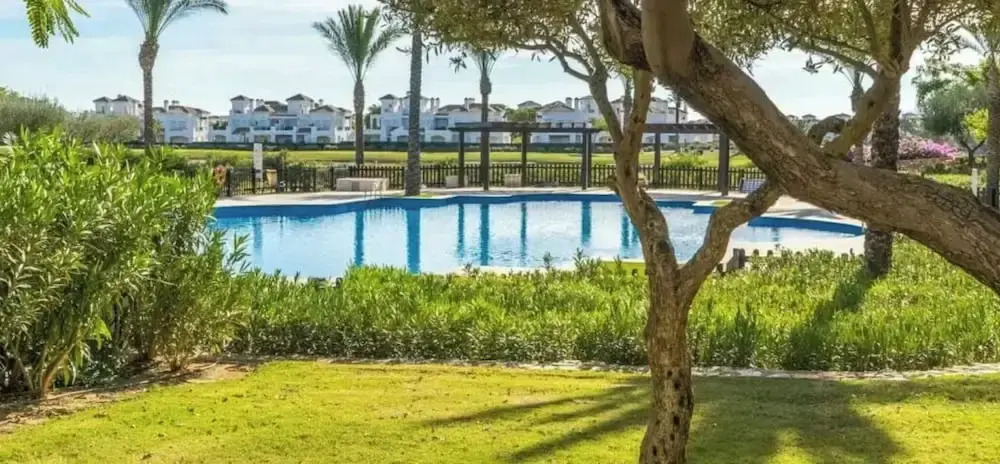 Golf Resort - Apartment - Sleeps4 - Pool - Parking