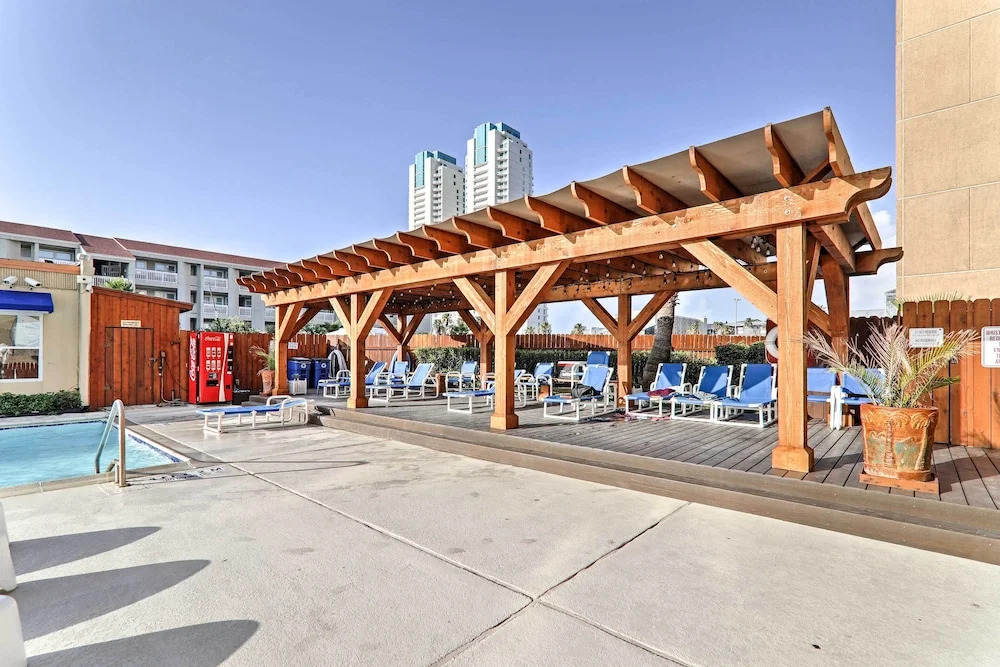 Steps to Beach: Beach Haven w/ Shared Amenities