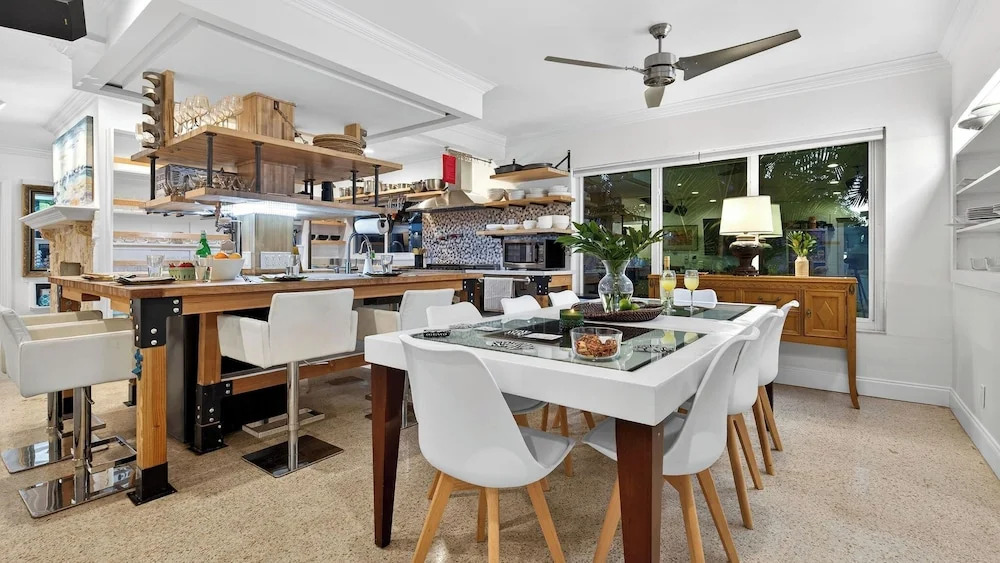 Casa Pineapple Social by Avantstay Spa, Game Room, EV Charger Near Las Olas + Fort Lauderdale Beaches Sleeps 16
