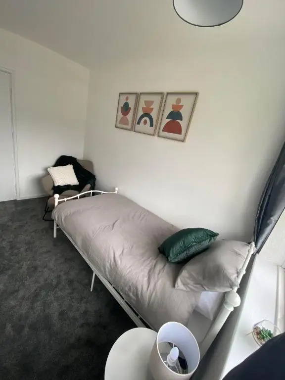 Spacious & Modern 3 Bed House