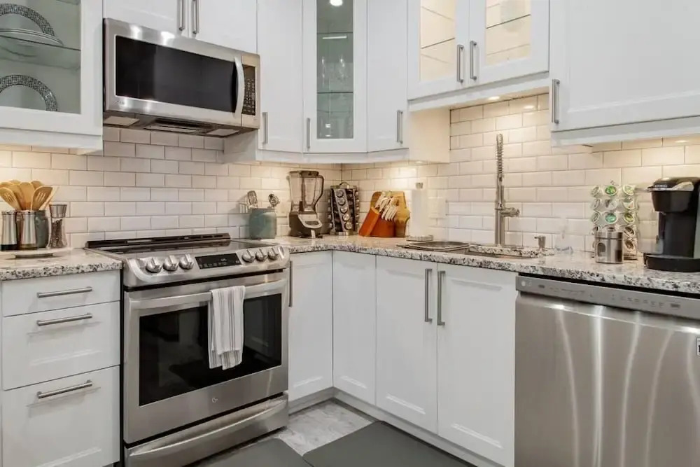 Stunning English Basement Only Steps From DMV Metro Subway Shopping Restaurants