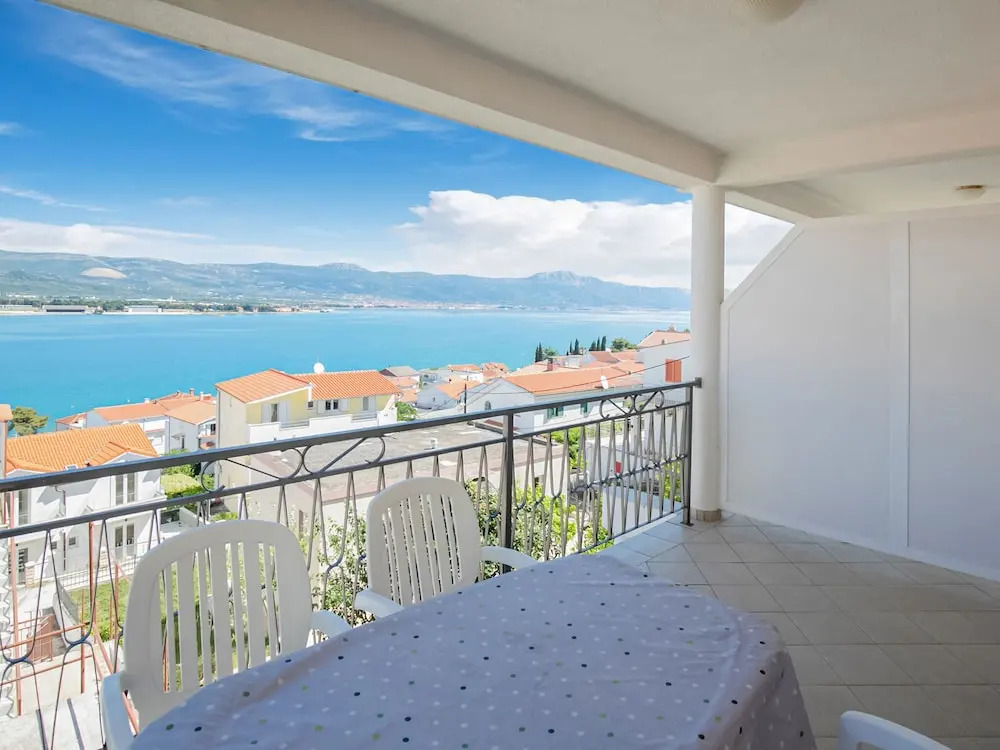Restful Apartment in Mastrinka near Beach & Town Center