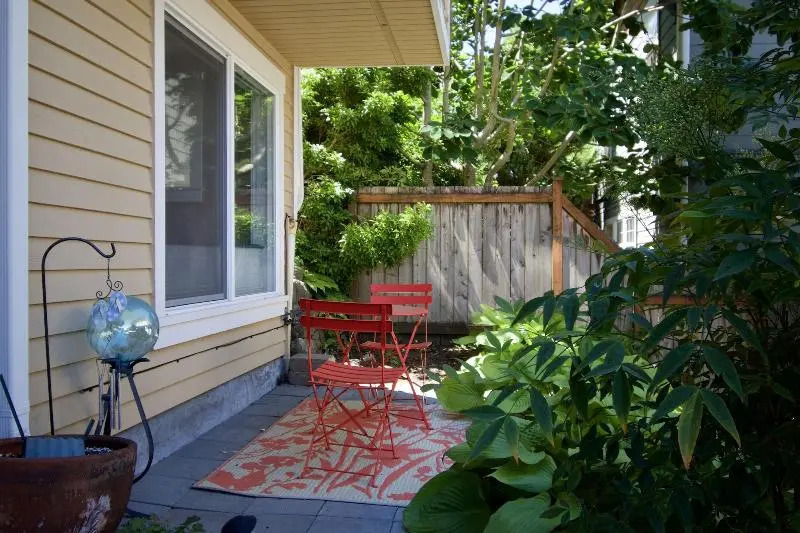 Walkable OTS Mid Century Condo-Pool