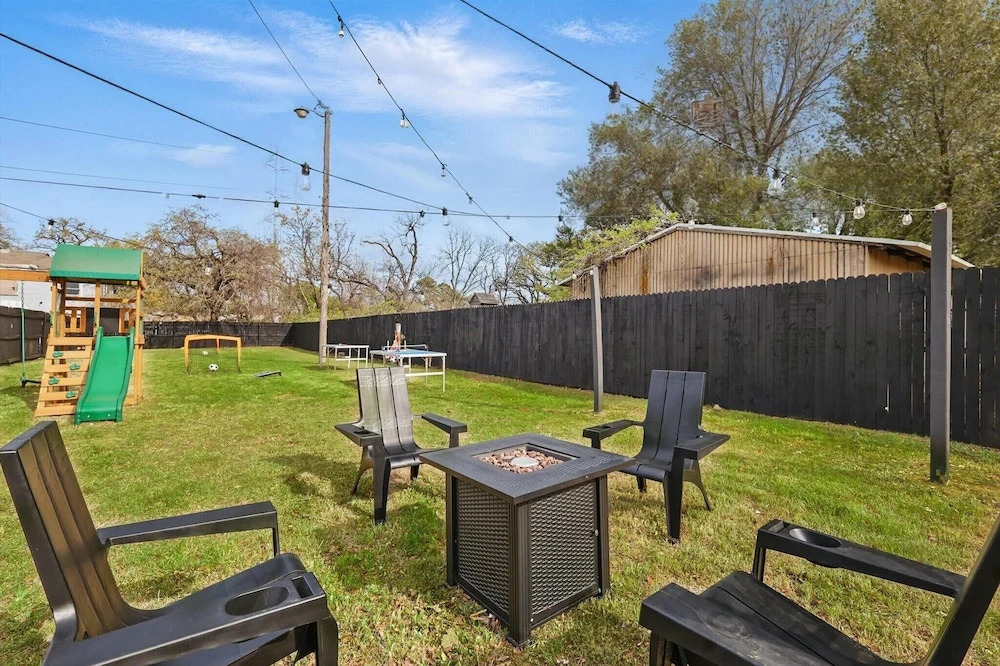 Modern 4BR 2BA Home With Hot Tub-grill & Huge Yard