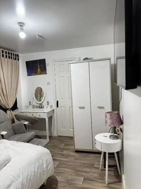 OYO Unique Guestroom - Farnworth, Easy Access to Bolton