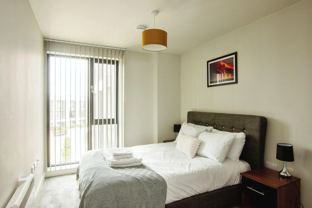Sleek 6-Guest Apt at St  Martin s  Bham