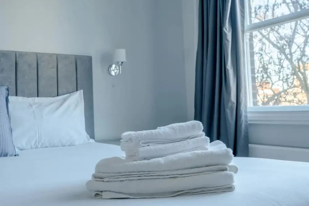 Modern and Luxurious 2 Bedroom Flat - Barons Court