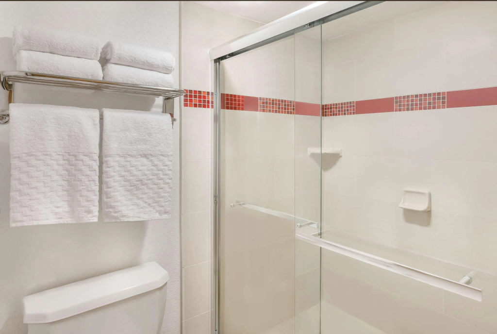 Best Western Plus Raffles Inn & Suites