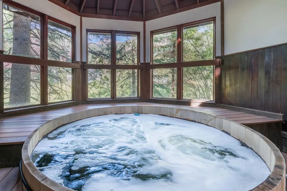 Manitou Lodge