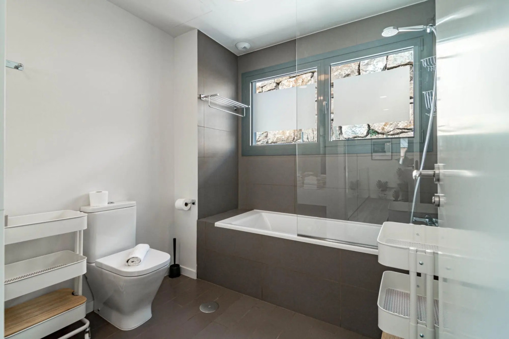 LMT46- Spacious townhouse modern style