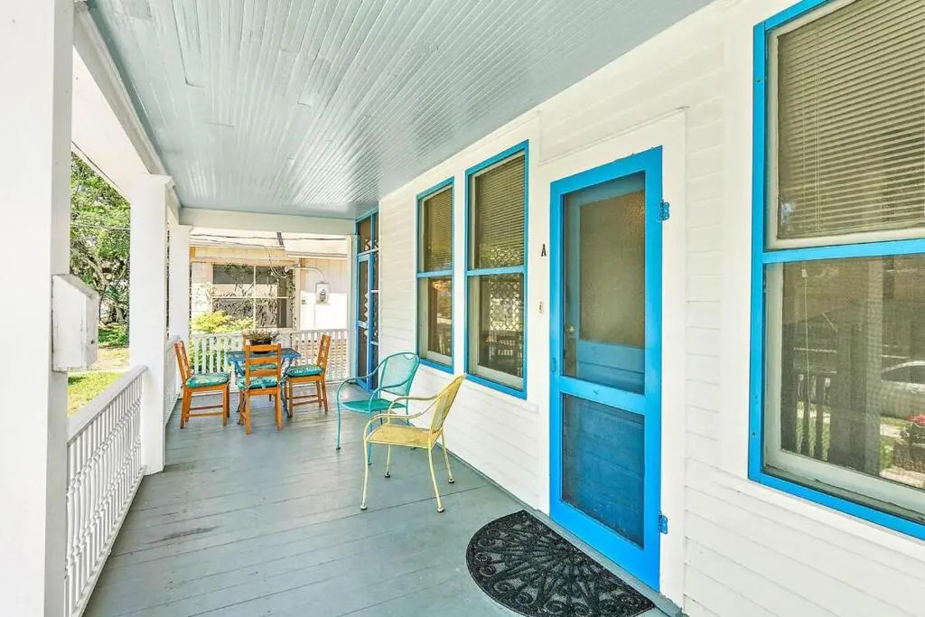 Charming Downtown Carriage Apartment