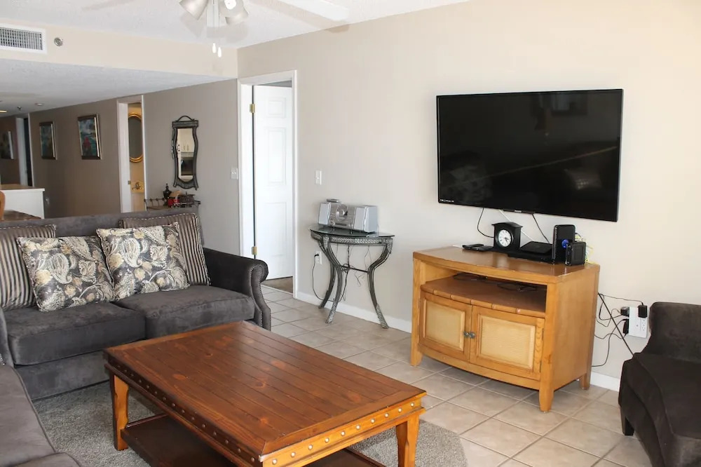 Las Brisas 105 Apartment