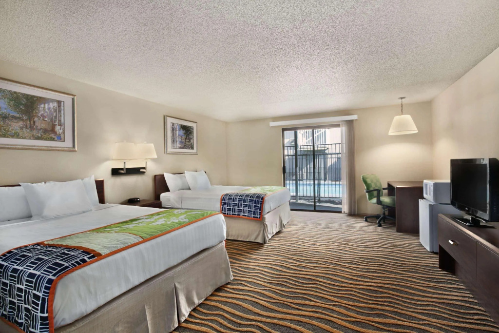 Howard Johnson Inn and Suites Tacoma