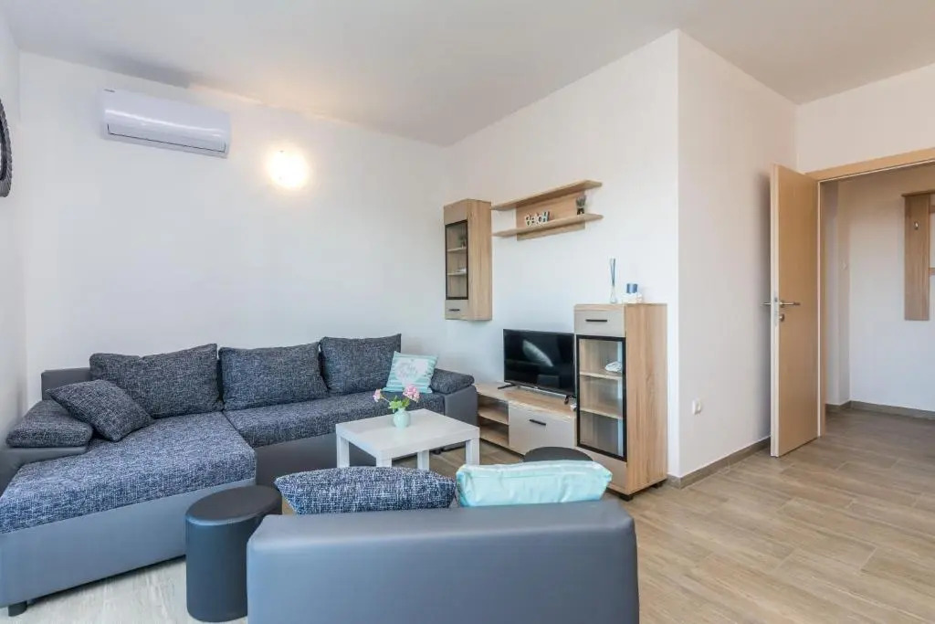 Pasko 2 modern furnished ap for 7