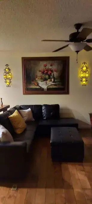 J.Creek Retreat, creekside townhouse +1 car garage
